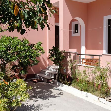 Mouzakitis Apartments 4 Арилас Екстериор снимка