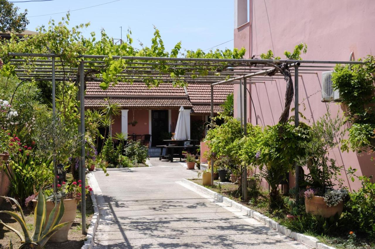 Mouzakitis Apartments 4 Арилас Екстериор снимка